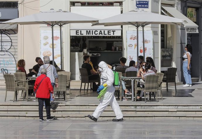 Varias personas disfrutan en la terraza de un bar