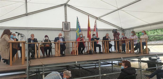 Pleno de Guriezo que ha aprobado la moción contra el alcalde del PRC, Ángel Llano, sustituido por su exsocia y expulsada del PSOE