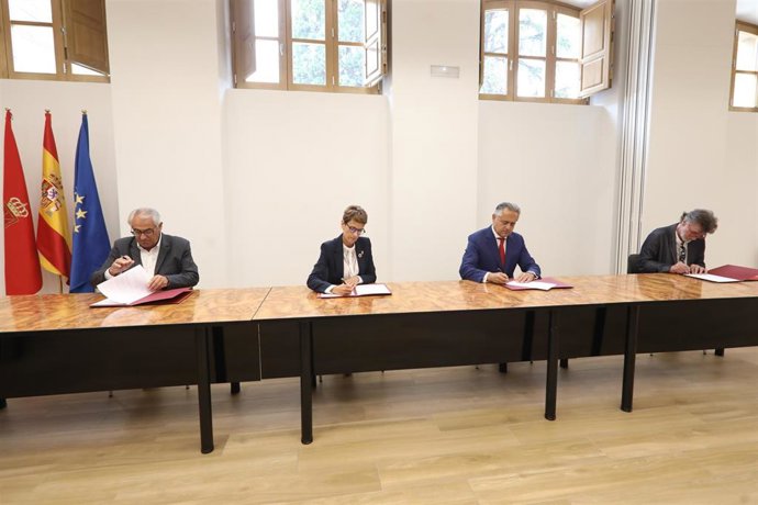 Jesús Santos (UGT), la presidenta Chivite, Juan Miguel Sucunza (CEN) y Chechu Rodríguez (CCOO)