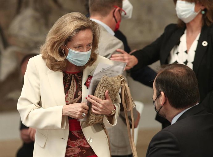 La vicepresidenta y ministra de Asuntos Económicos y Transformación Digital, Nadia Calviño; habla con el ministro de Transportes, Movilidad y Agenda Urbana, José Luis Ábalos, durante el acto de presentación presidido por el presidente del Gobierno, Pedr