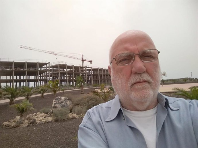 El portavoz de Sí Podemos, Manuel Marrero, junto al hotel que se construye en La Tejita