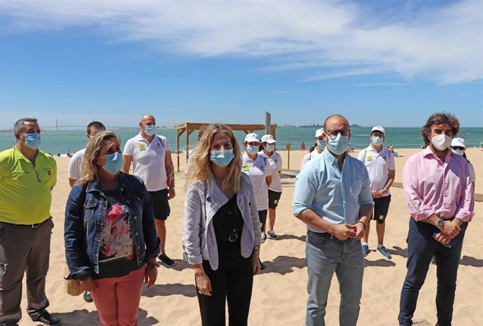 La delegada del Gobierno de la Junta en Cádiz, Ana Mestre, durante su visita a la playa de la Muralla para informar del plan Playas Seguras 2020 en la provincia
