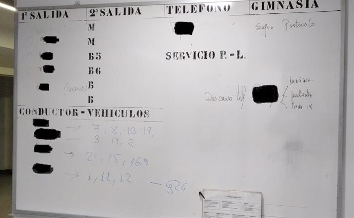 Turno de trabajo de este sábado por la noche en el parque de bomberos de Teis, uno de los dos de los que dispone Vigo, en el que se detallan los cuatro efectivos disponibles