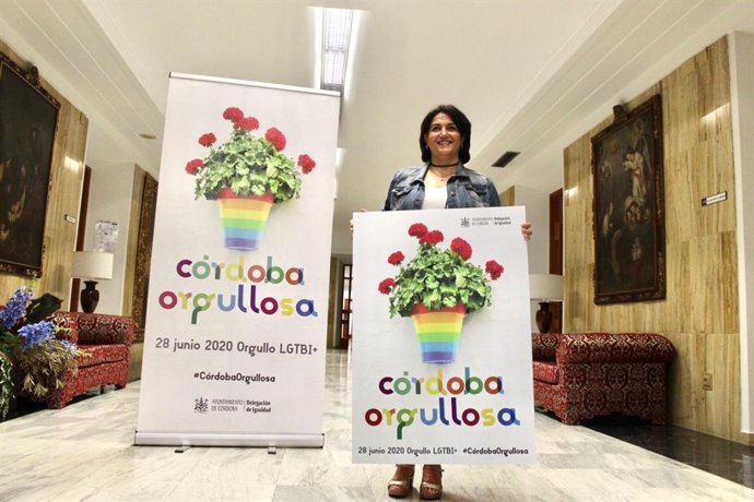 Eva Timoteo con el cartel por el Día del Orgullo Lgtbi.