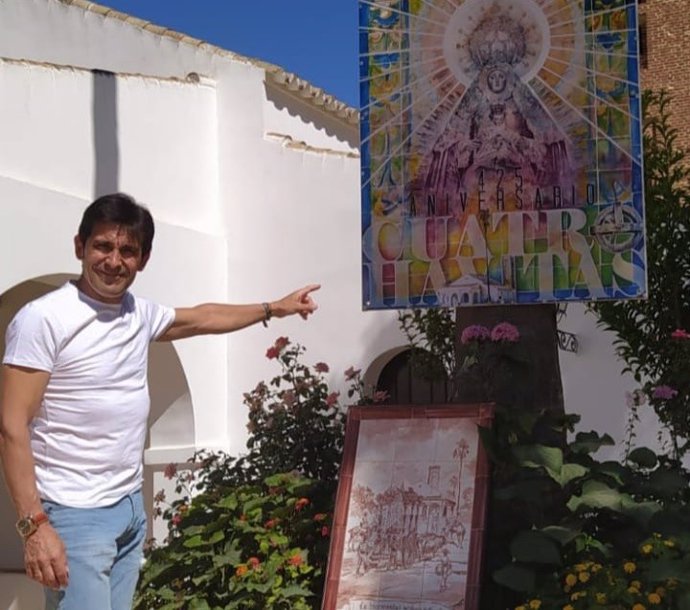 El coordinador local de Vox muestra la imagen de la Virgen de Cuatrovitas