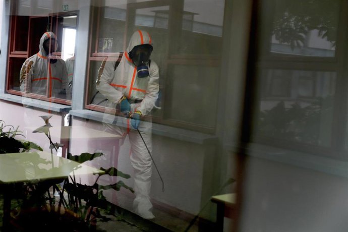Desinfección de una escuela en Lisboa