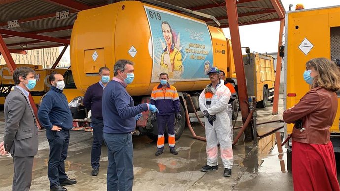 Juan EspadaS con profesionales de Lipasam en el parque auxiliar de Sevilla Este
