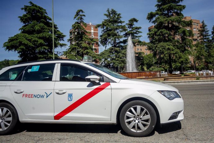 Un taxi circula por Madrid