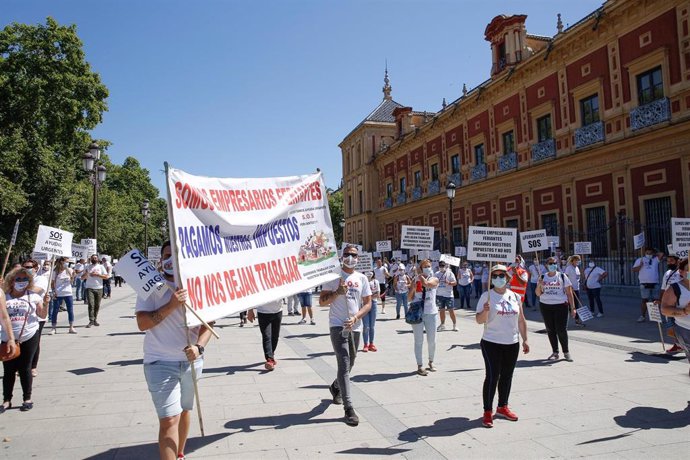 Imagen de la concentración de feriantes de Andalucía ante el Palacio de San Telmo. 