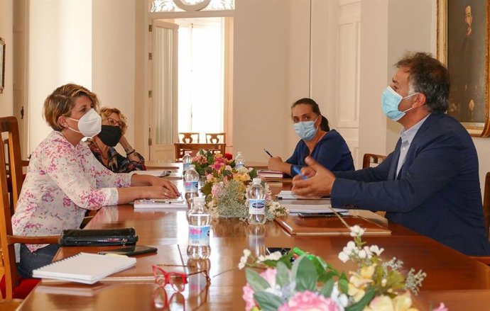 La vicealcaldesa y concejala del área de Bienestar Social, Noelia Arroyo, en una reunión con representantes de la asociación ACCEM, Mohamed Kebali y Belén Valera, y la concejal de Servicios Sociales, Mercedes García