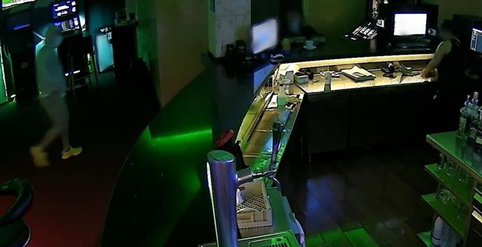 Imagen del detenido en el lugar de los hechos.