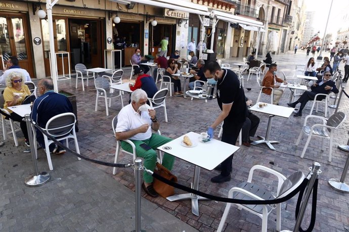 clientes disfrutan de las terrazas de las cafetería de Málaga. Málaga a 18 de mayo del 2020