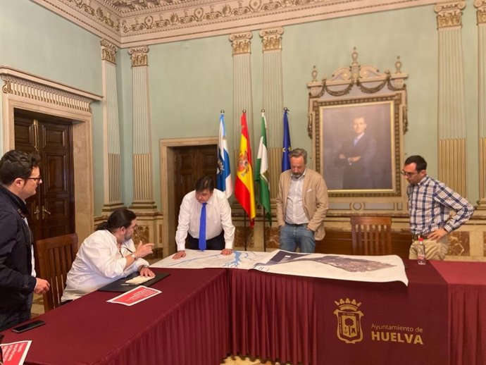 Reunión en el Ayuntamiento de Huelva para abordar en nuevo PGOU de la ciudad.