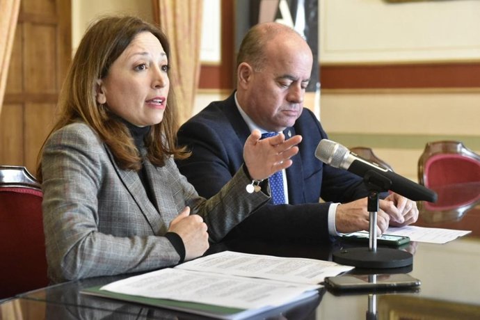 La delegada del Gobierno andaluz en Málaga, Patricia Navarro y la alcalde de Antequera, Manuel Barón, en una imagen de archivo 