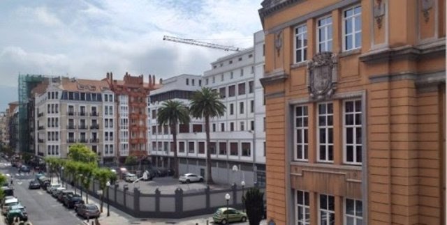 Imagen del solar  y edificio de la Escuela de Magisterio en Abando