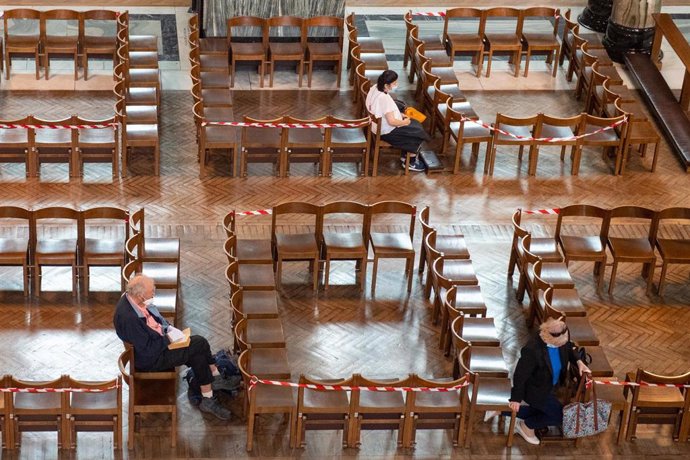 Distancia social en la catedral de Westminster