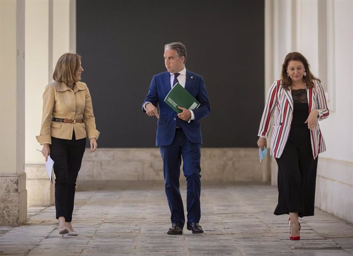 El consejero de Presidencia, y portavoz del Gobierno, Elías Bendodo (c), junto a la consejera de Empleo, Rocío Blanco (i), y la consejera de Agricultura, Carmen Crespo (d), a su llegada a la rueda de prensa tras la reunión del Consejo de Gobierno