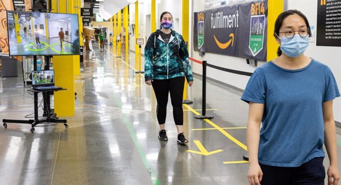 Amazon crea un 'asistente de distancia' que detecta si sus trabajadores no guard