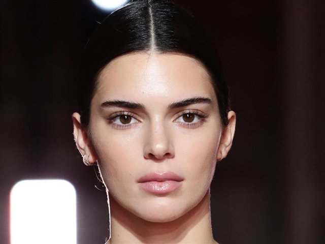 Kendall Jenner en Roma    ROME, ITALY - OCTOBER 24: Kendall Jenner walks the runway during the Giambattista Valli Loves H&M show on October 24, 2019 in Rome, Italy. (Photo by Vittorio Zunino Celotto/Getty Images)