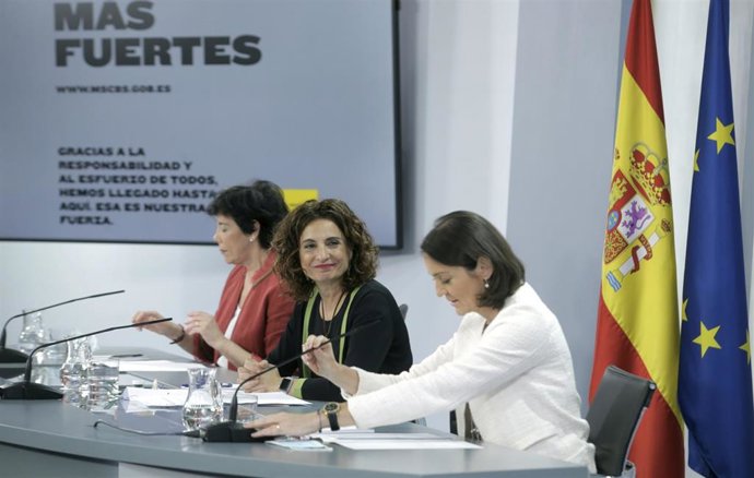 (I-D) La ministra de Educación y Formación Profesional, Isabel Celaá; la ministra portavoz y de Hacienda, María Jesús Montero; y la ministra de Industria, Comercio y Turismo, Reyes Maroto; comparecen en rueda de prensa posterior al Consejo de Ministros 