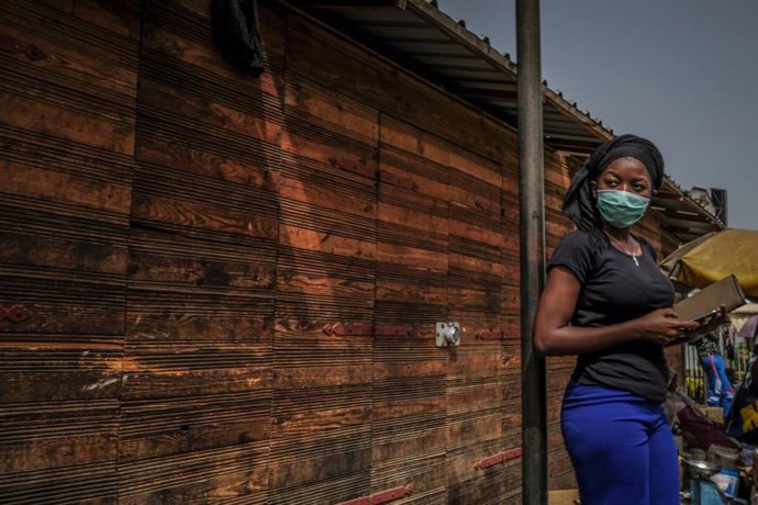 Una mujer con mascarilla en Dakar