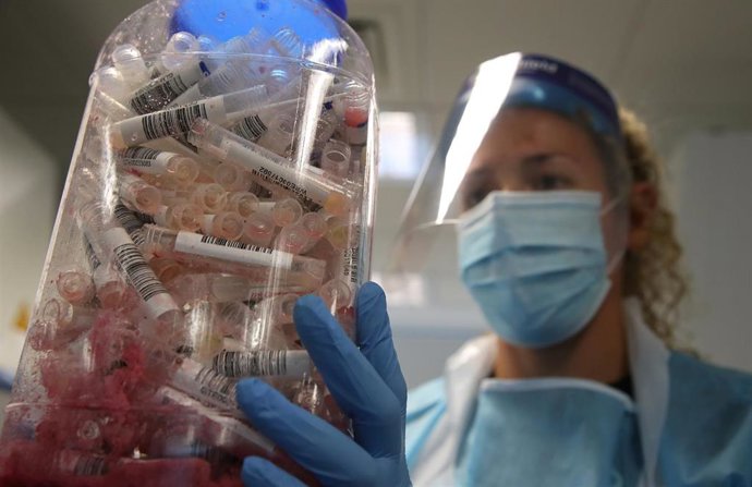 Profesional con las analíticas de Coronavirus