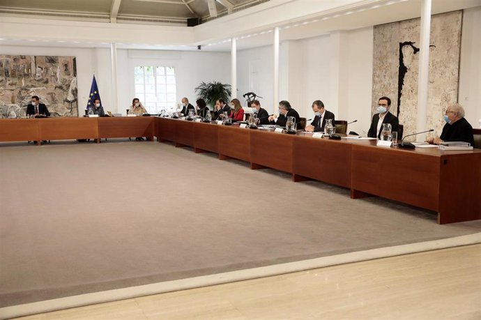 El presidente del Gobierno, Pedro Sánchez (1i), el vicepresidente segundo, Pablo Iglesias (2i), la ministra de Transición Ecológica, Teresa Ribera (3i), el ministro de Universidades, Manuel Castells (1d), y el ministro de Consumo, Alberto Garzón (2d), d