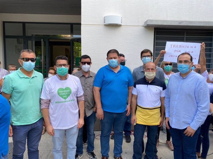 Alcaldes de Conil, Trebujena, Espera, Alcalá del Valle y Bornos en la concentración contra la derivación de especialidades médicas a los hospitales de Pascual