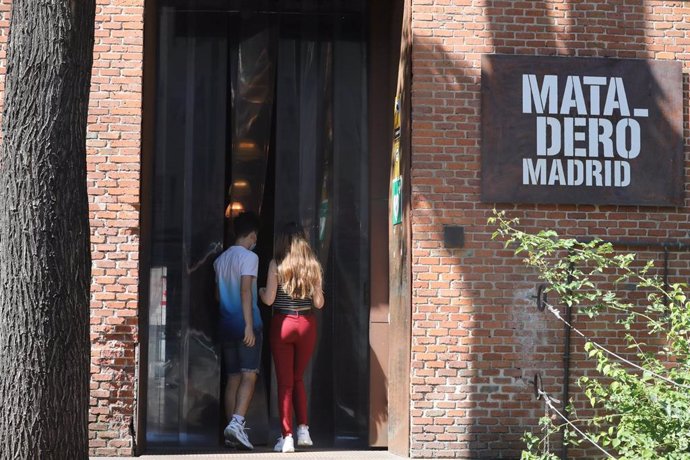 Dos jóvenes entran a una de las salas de Matadero Madrid 