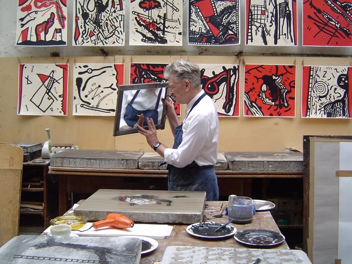David Lynch i algunes de les litografies de l'exposició ?David Lynch. Somnis: homenatge a Fellini?, que acollir la Filmoteca de Catalunya en la seva reobertura