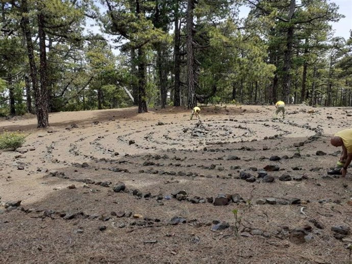 El Cabildo de La Palma retira una espiral de piedras de 10 metros de diámetro en el Parque Natural de Las Nieves