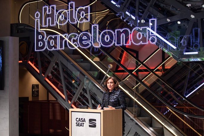 La alcaldesa de Barcelona, Ada Colau, durante su intervención en la inauguración institucional de Casa Seat en la que la empresa automovilística ha presentado sus últimas novedades de movilidad urbana, en Barcelona, Catalunya (España), a 16 de junio de 