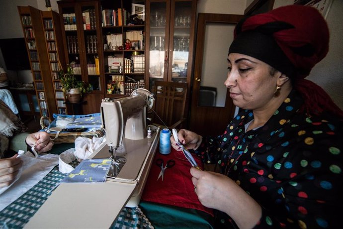 Una mujer de la ONG URDA Spain confecciona mascarillas en su casa dentro del programa 'Mascarillas refugiARTE, una iniciativa por medio de la cual mujeres refugiadas confeccionan mascarillas para protegerse del coronavirus Covid-19