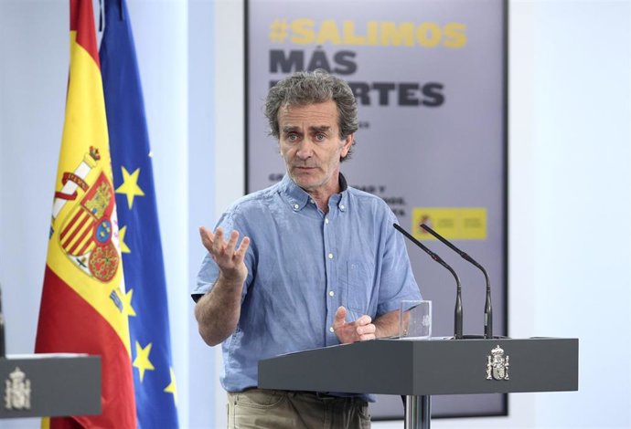 El director del Centro de Coordinación de Alertas y Emergencias Sanitarias (CCAES), Fernando Simón a su llegada a la comparecencia en Moncloa, acompañado por el ministro de Sanidad, Salvador Illa, donde han informado sobre el cambio de Fases de la deses