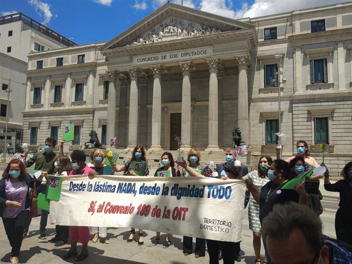 Una representación de las trabajadoras de hogar y cuidados a las puertas del Congreso de los Diputados