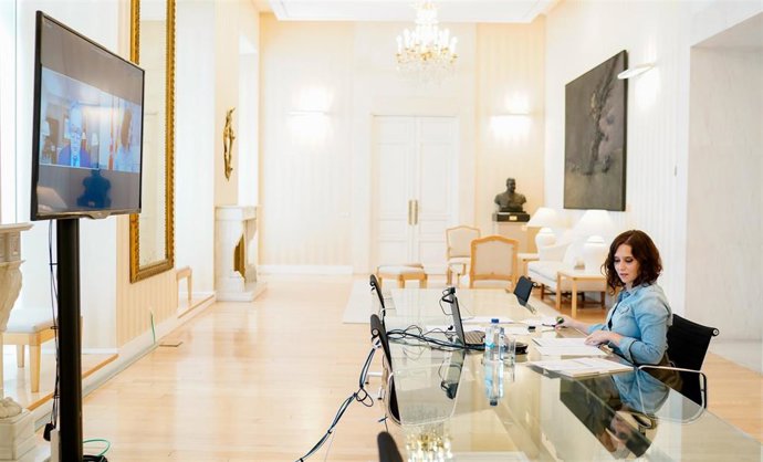 La presidenta de la Comunidad de Madrid, Isabel Díaz Ayuso, ha participado por videoconferencia en el ciclo La vuelta a la normalidad sanitaria.