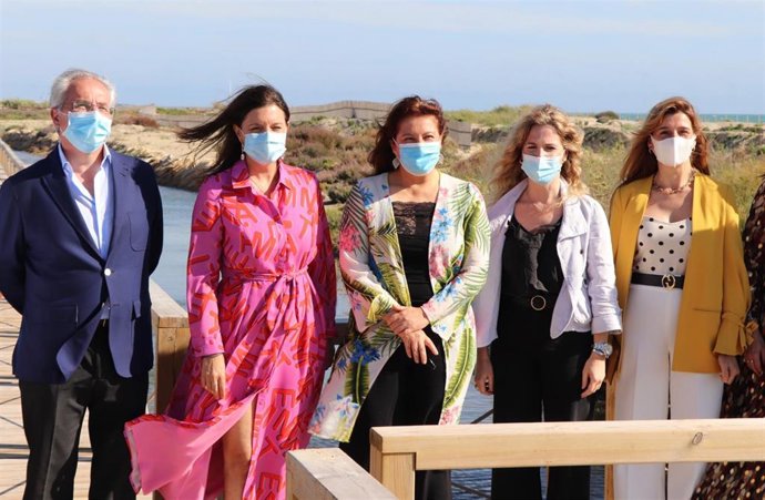 La consejera andaluza de Desarrollo Sostenible, Carmen Crespo, en la inauguración del sendero de Camposoto