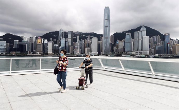 Varias personas en Hong Kong con mascarillas. 