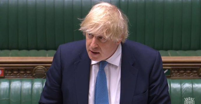 Boris Johnson durante su intervención en el Parlamento para explicar la fusión de los ministerios. 