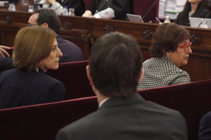 La expresidenta del Parlament Carmen Forcadelly la exconsellera de Trabajo Dolors Bassa, durante la primera jornada del juicio del 1-O en la Sala de Plenos del Tribunal Supremo.