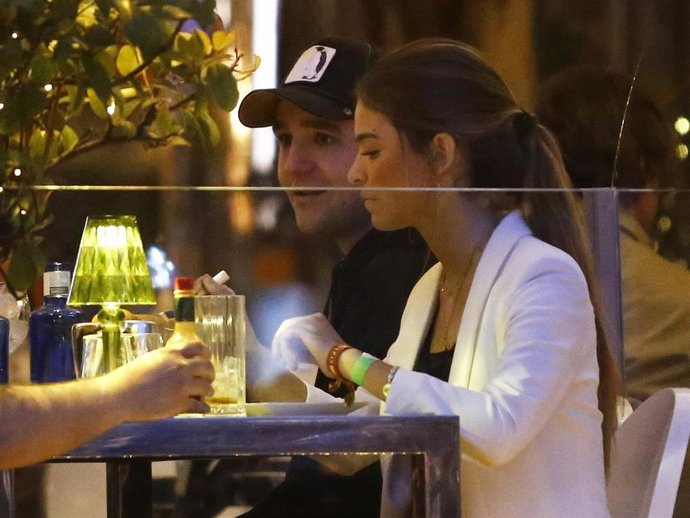 Froilán disfruta de una relajada cena acompañado por una atractiva amiga