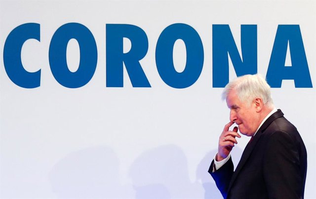 El ministro del Interior alemán en la presentación de la app para seguir los casos de coronavirus