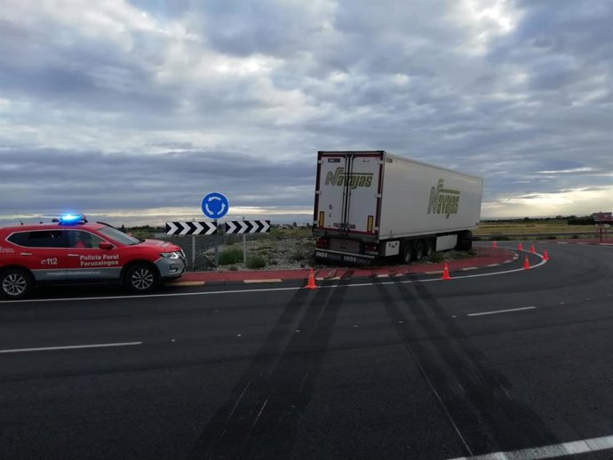 El camión en la rotonda.