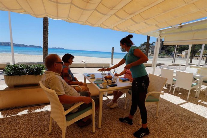 Clientes son atendidos en un bar de Calvi.