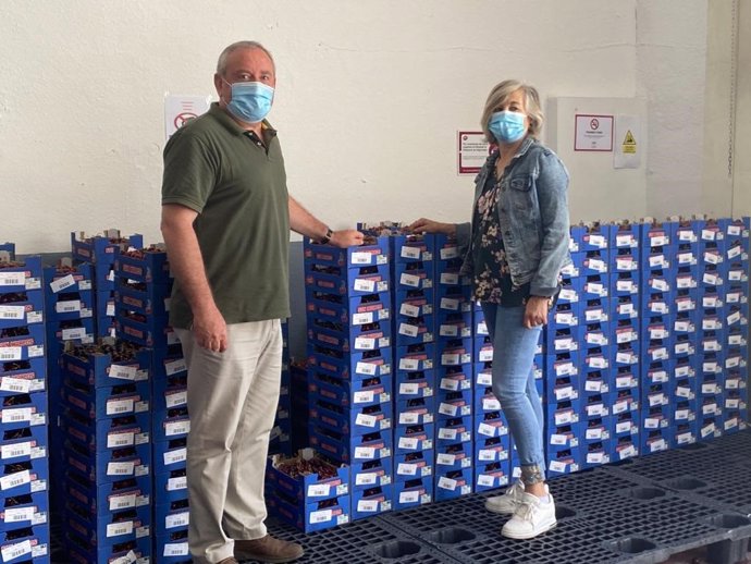 El gerente de Cooperativas Agro-alimentarias, Antonio Guzmán, y la presidenta de la cooperativa de San Marcos, Ana San Juan