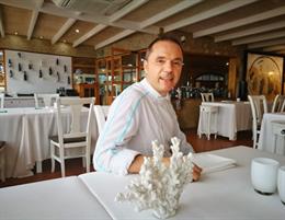 El chef Manuel Alonso reabre sus restaurante con un regreso a la "esencia" y red