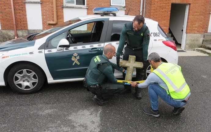 Cruz de piedra recuperada tras ser sustraída que podría datar del año 1.400 en Moraña (Pontevedra).