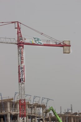 Activistas protestas en una grúa contra la construcción de un hotel en La Tejita