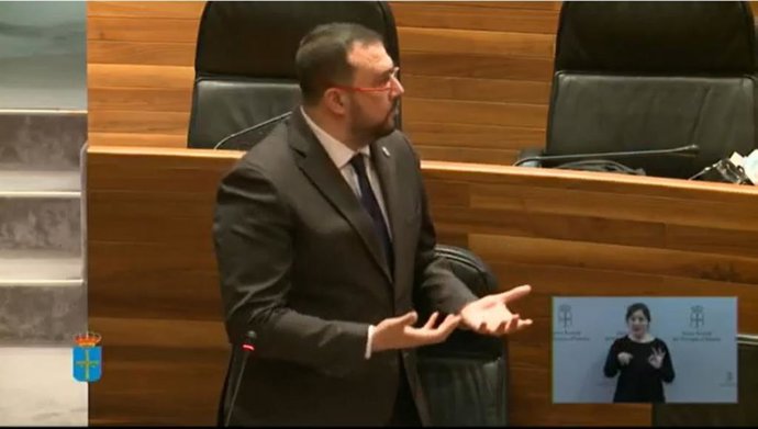 El presidente del Principado, Adrián Barbón, interviene en el Pleno de la Junta General.