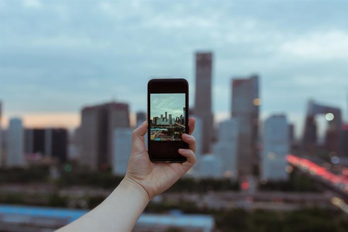 Mujer tomando una foto con su smartphone